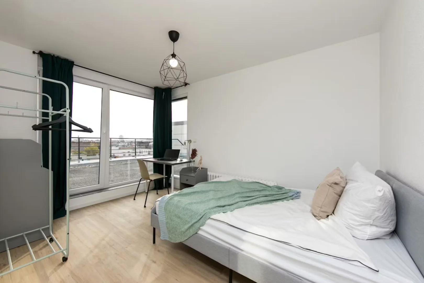 Habitación estudiantil luminosa y aireada con fácil acceso a la universidad en 