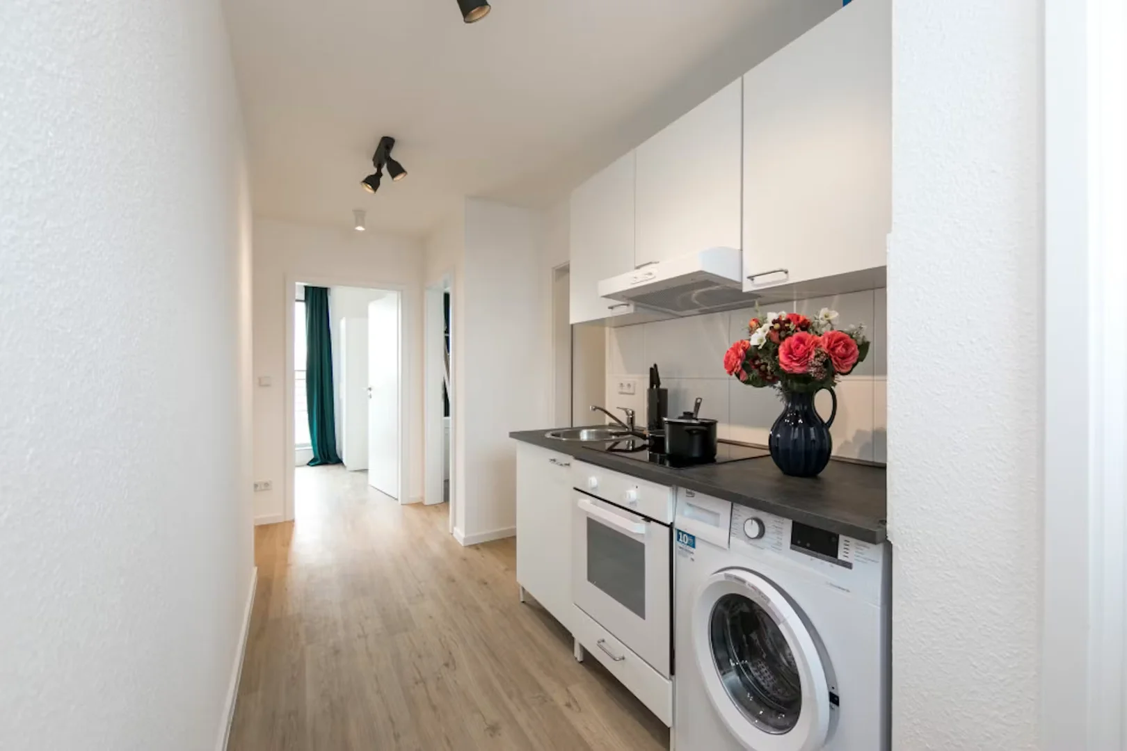 Habitación estudiantil luminosa y aireada con fácil acceso a la universidad en 