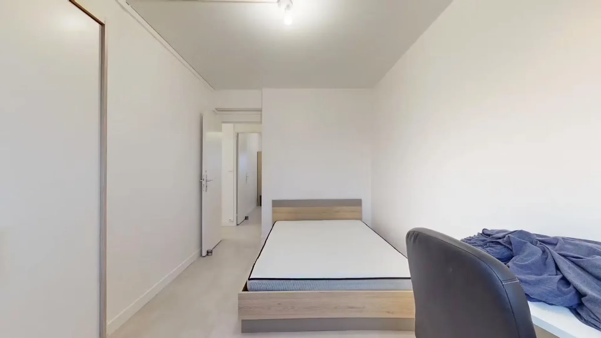 Habitación estudiantil económica cerca del campus en 