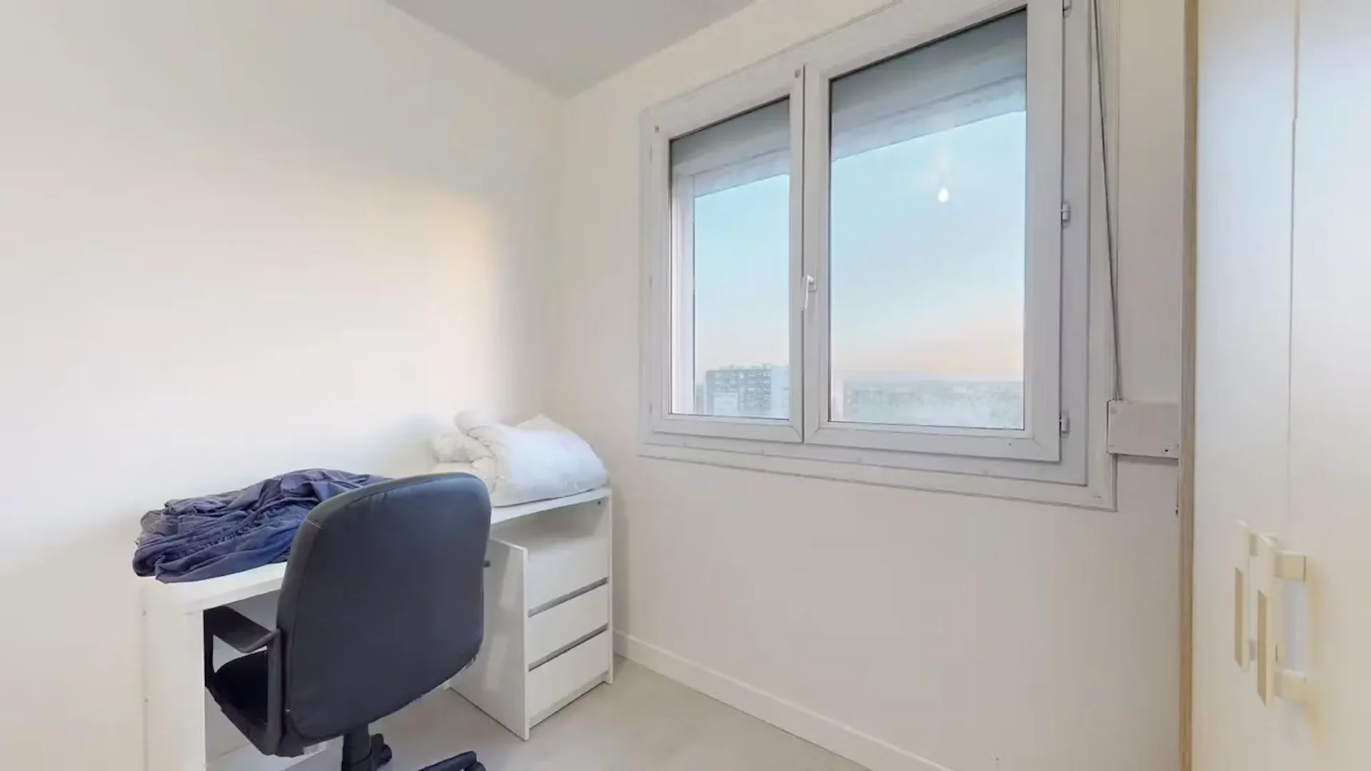 Habitación estudiantil luminosa y aireada con fácil acceso a la universidad en 