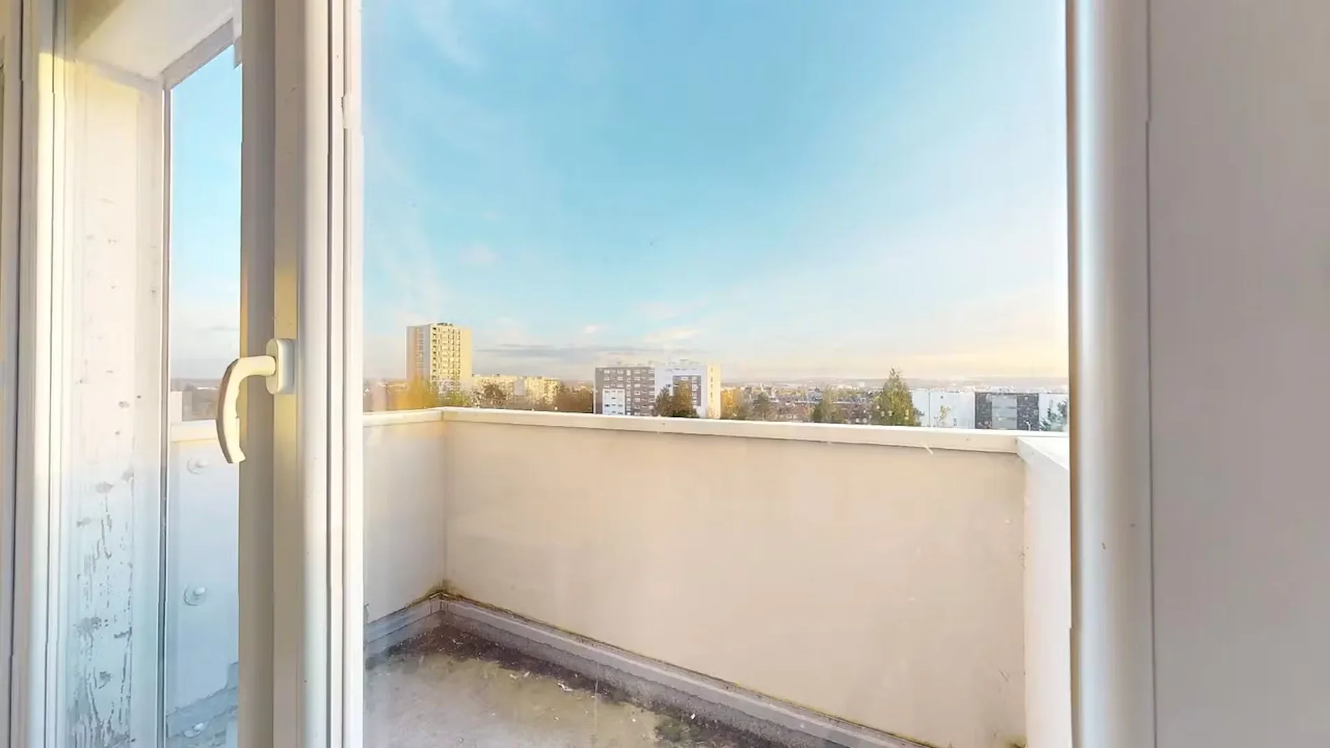 Habitación estudiantil luminosa y aireada con fácil acceso a la universidad en 