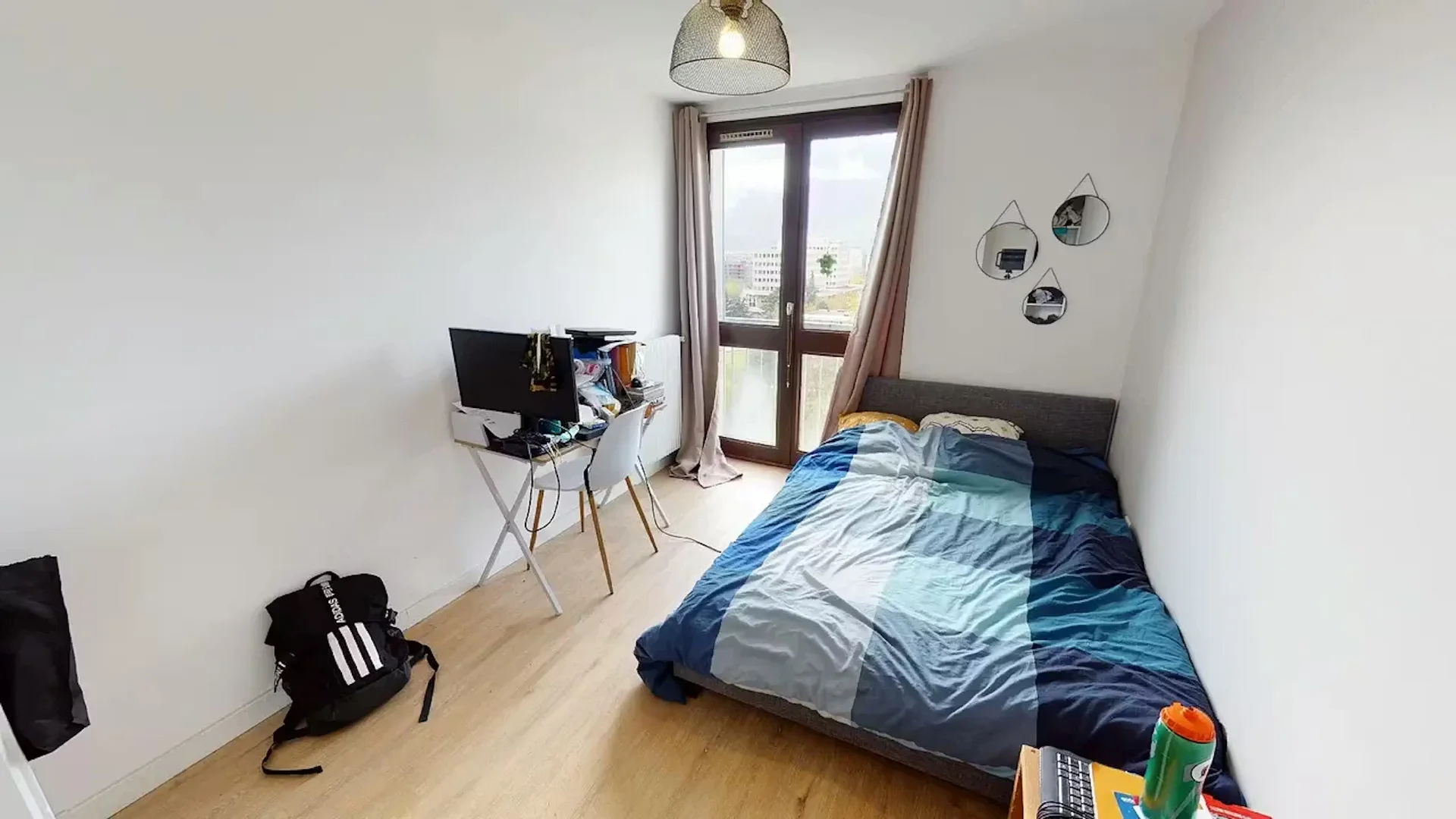 Habitación estudiantil luminosa y aireada con fácil acceso a la universidad en 