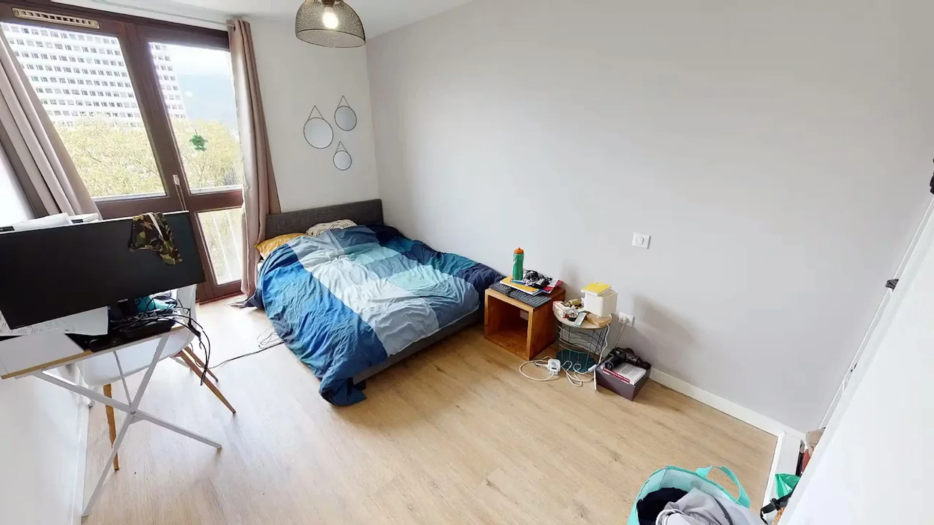 Habitación estudiantil amplia y cómoda en 