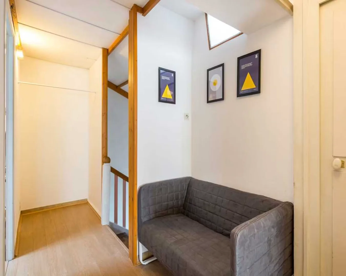 Quarto de estudante luminoso e arejado com acesso fácil à universidade em 