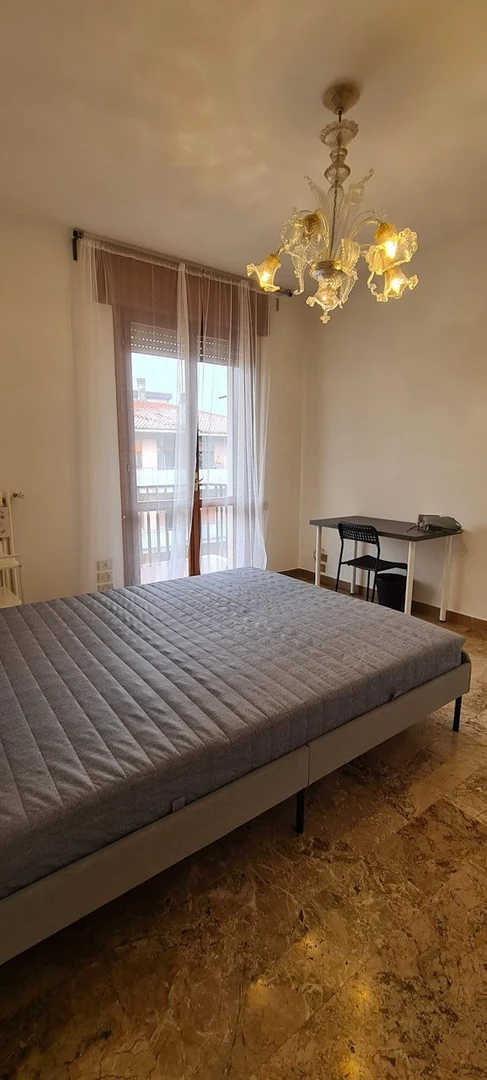 Pokój do wynajęcia z podwójnym łóżkiem w Vicenza