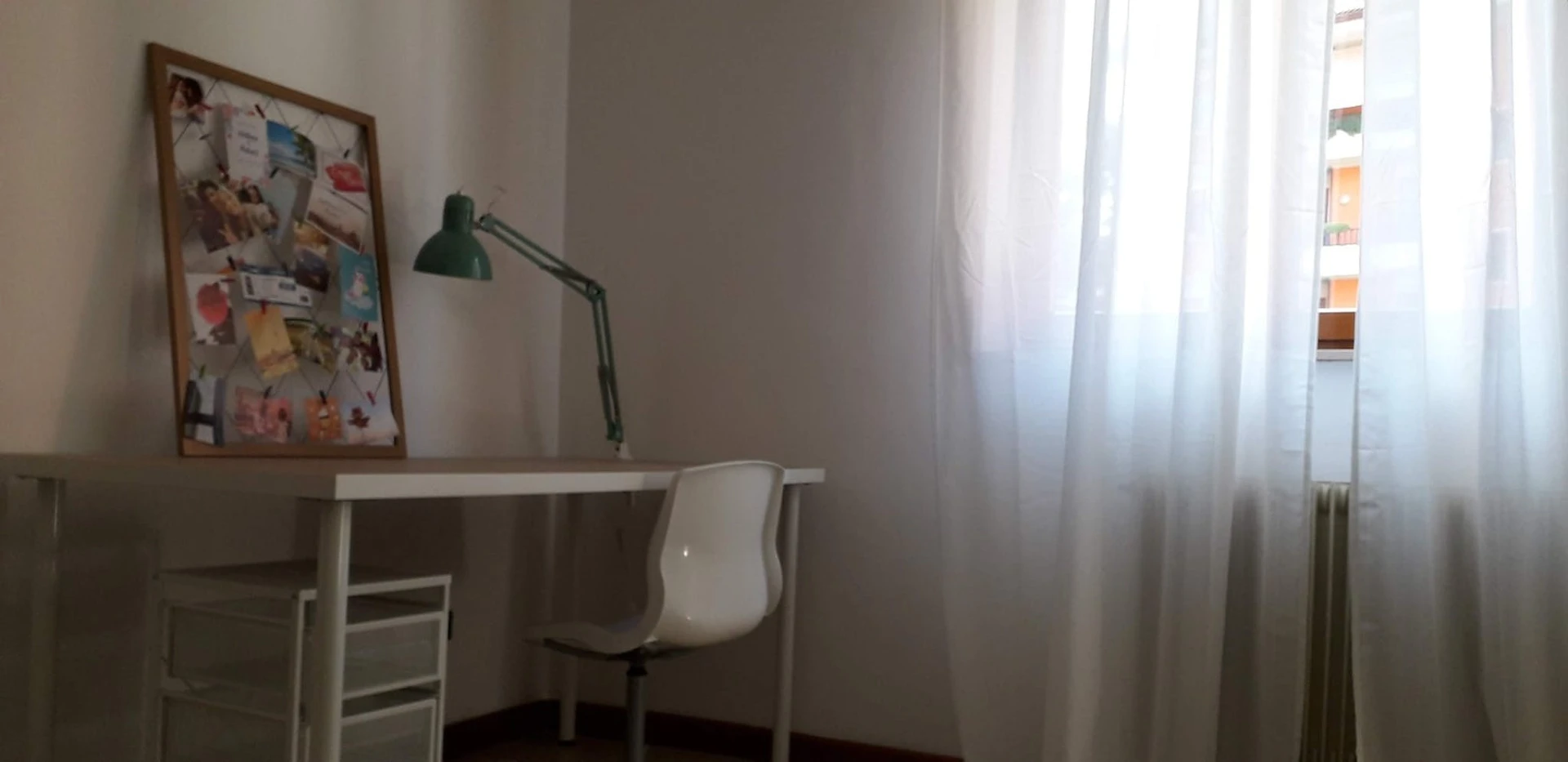 Bright private room in Vicenza