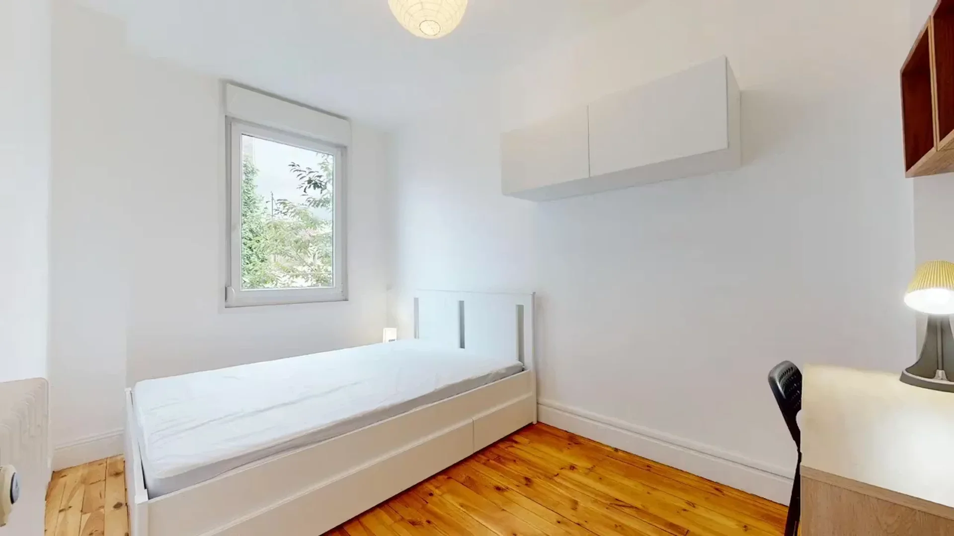 Chambre d'étudiant à avec espace d'étude et installations communes