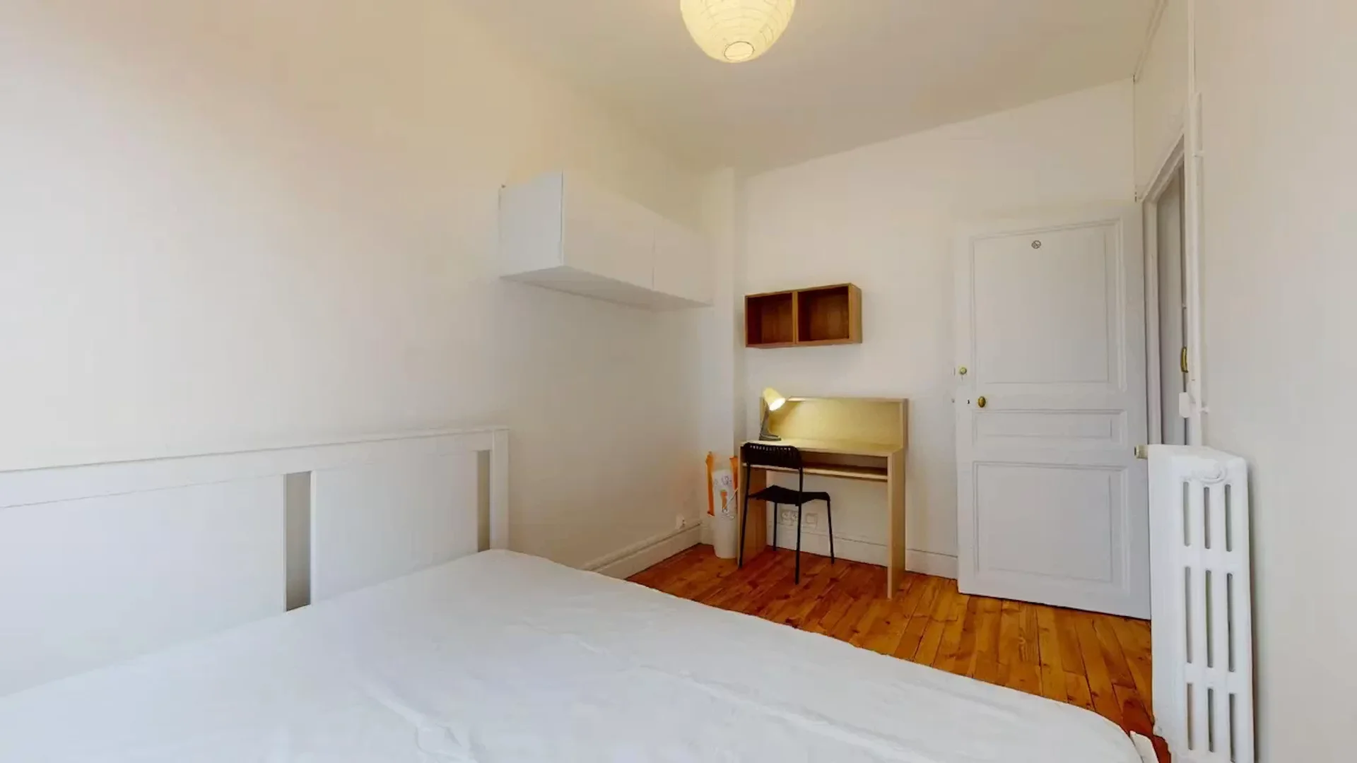 Chambre abordable pour les étudiants avec un bon éclairage dans