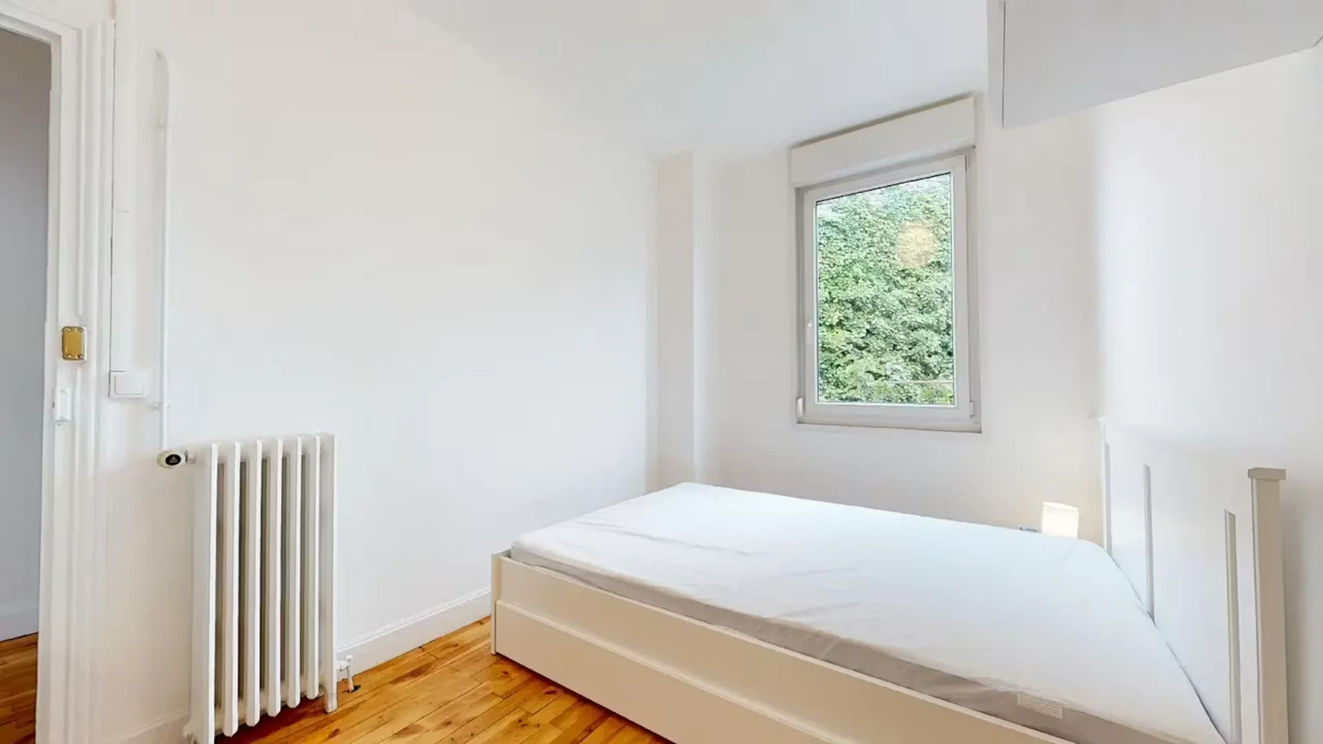 Chambre abordable pour les étudiants avec un bon éclairage dans