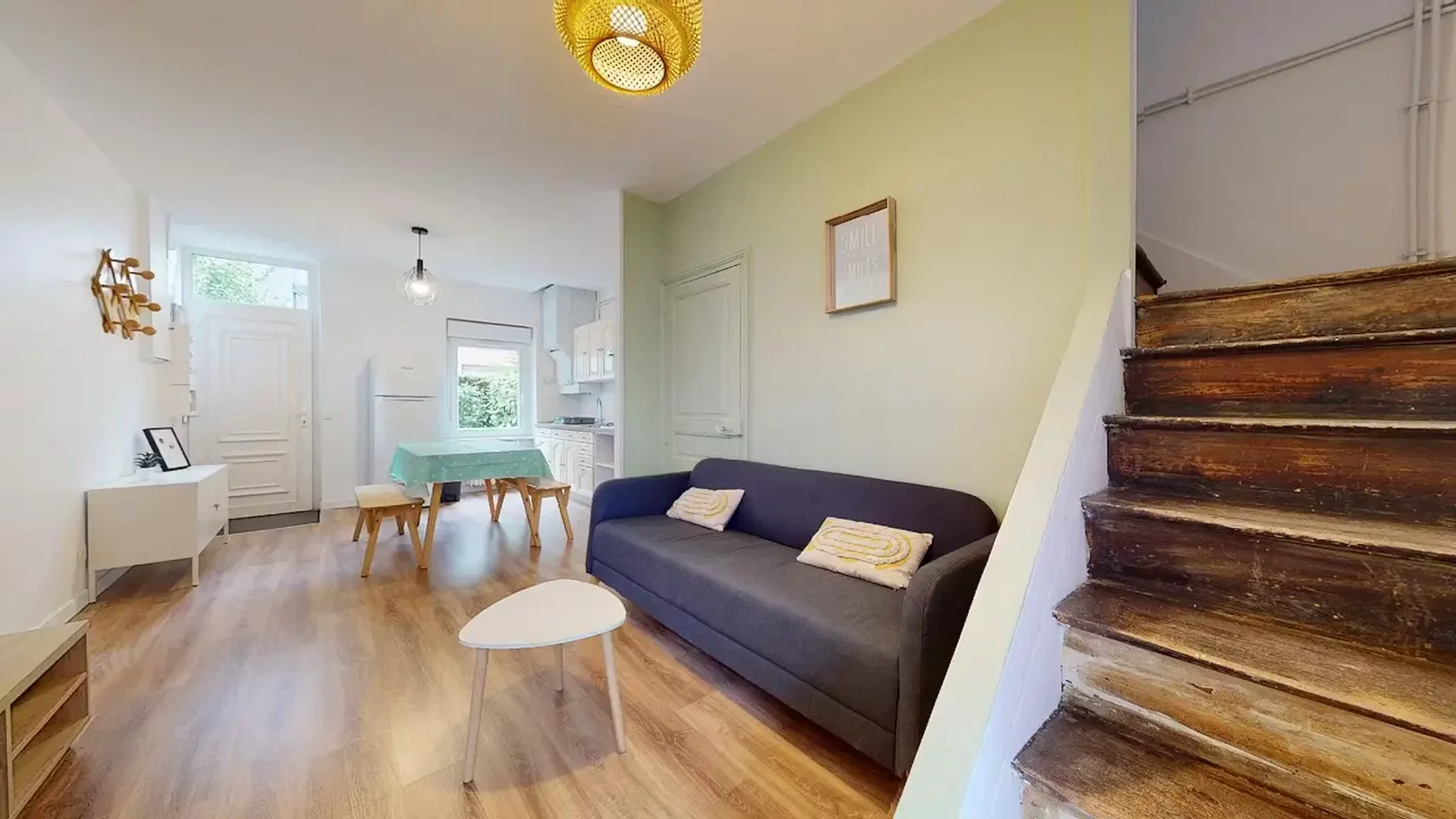 Chambre d'étudiant à avec espace d'étude et installations communes