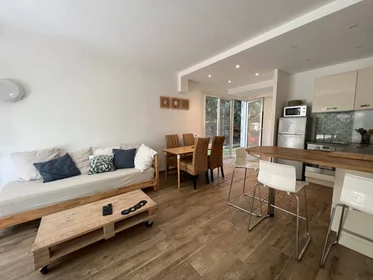 Quarto para alugar com cama de casal em {area}