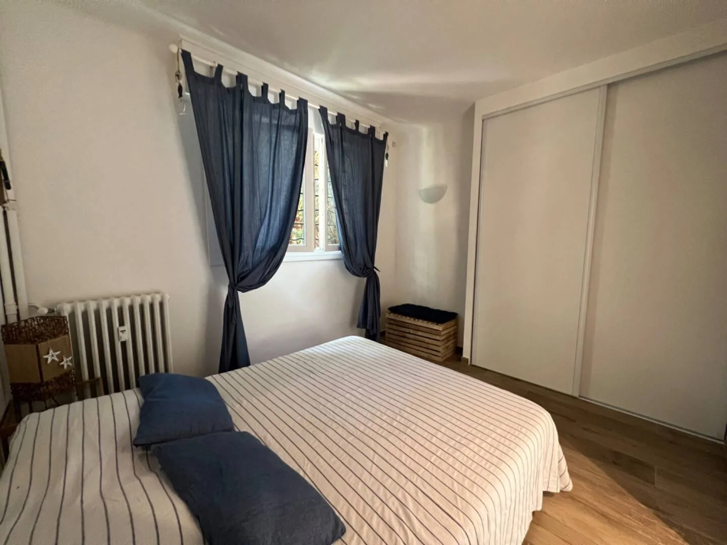 Quarto acessível para estudantes com iluminação ampla em 