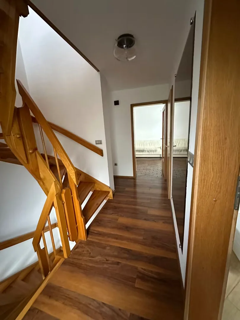 Habitación estudiantil funcional perfecta para estudiar en