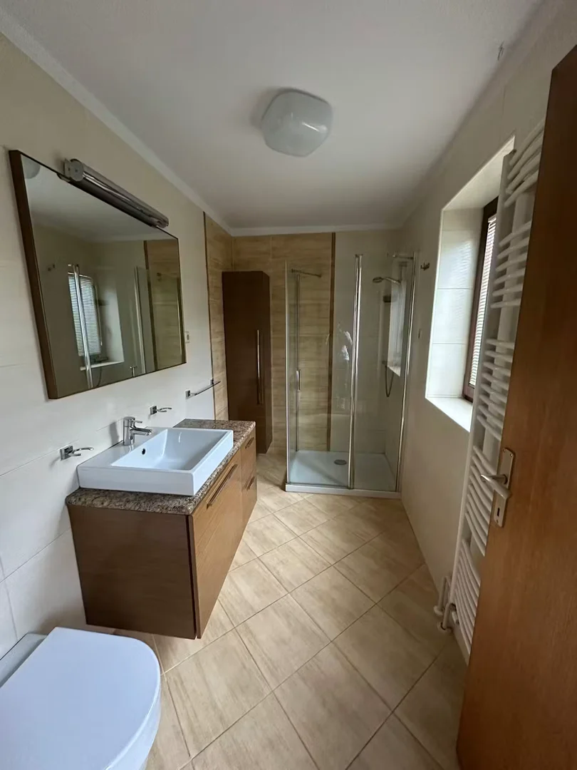 Habitación estudiantil amplia y cómoda en