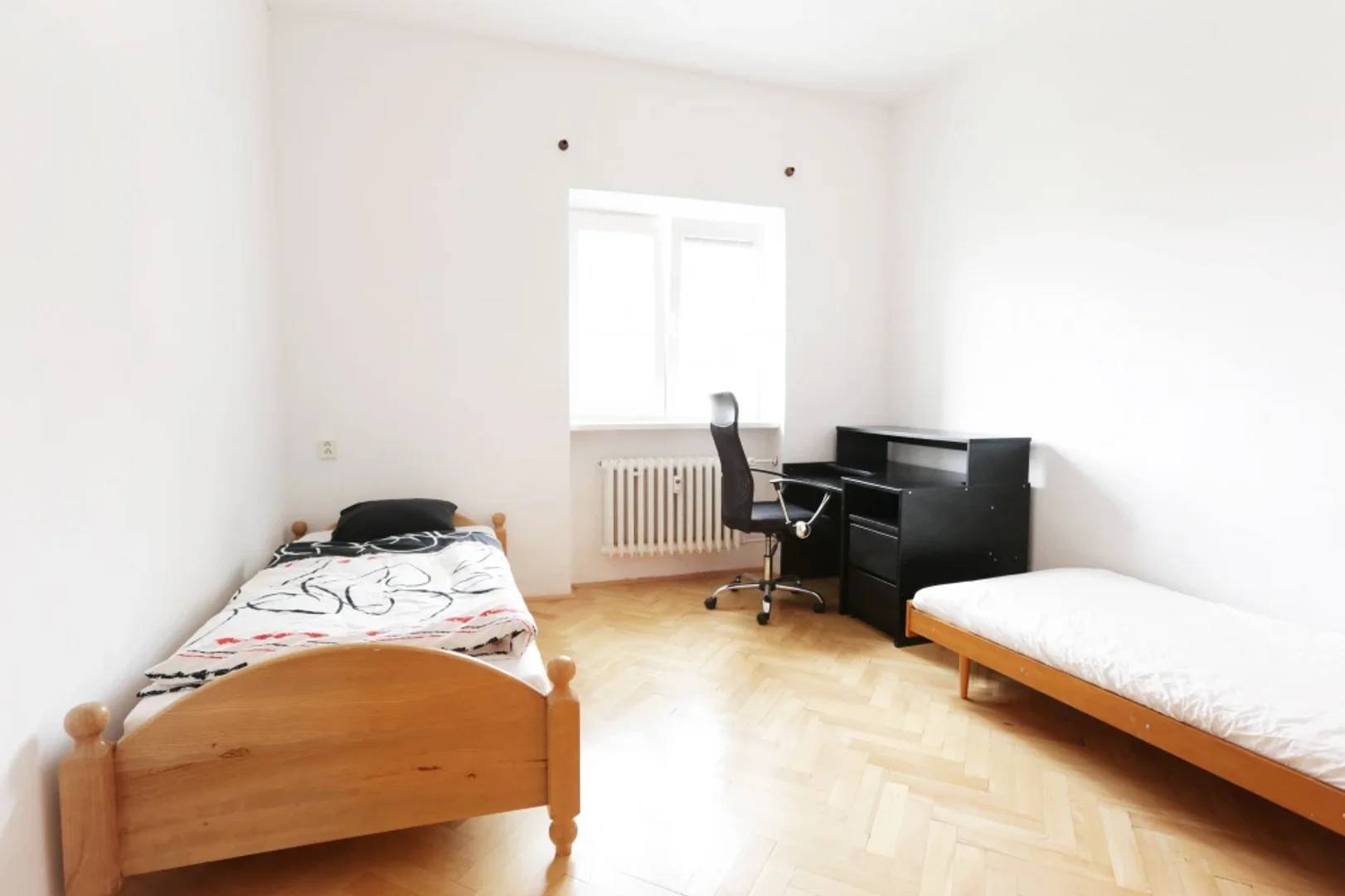 Quarto de estudante luminoso e arejado com acesso fácil à universidade em 