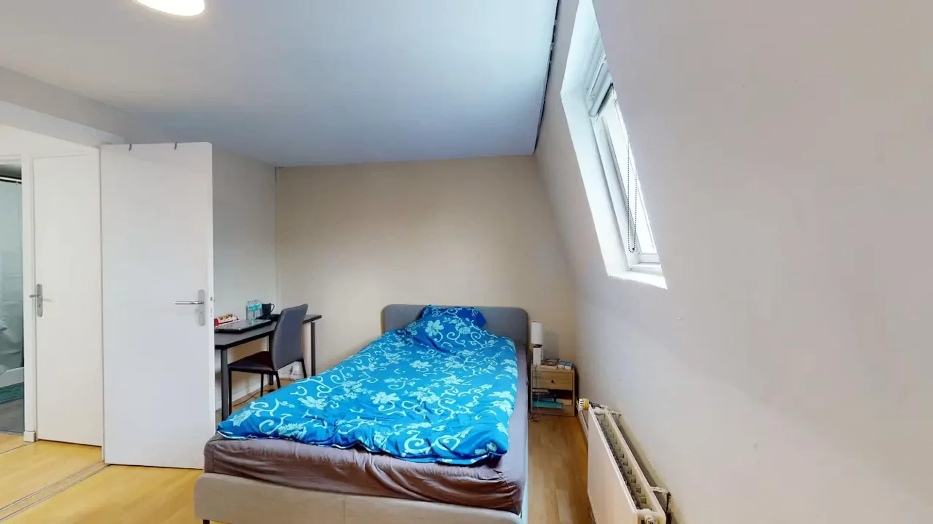 Chambre confortable pour étudiants disponible dans 
