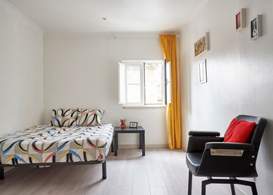 Bright private room in lisboa