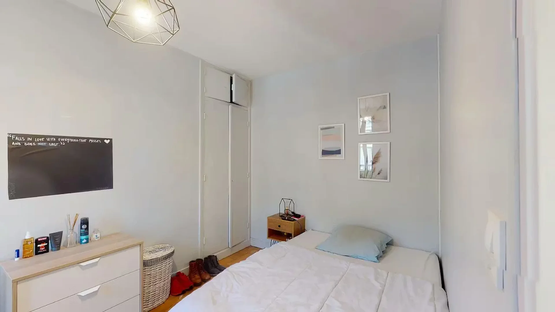 Habitación estudiantil funcional perfecta para estudiar en 
