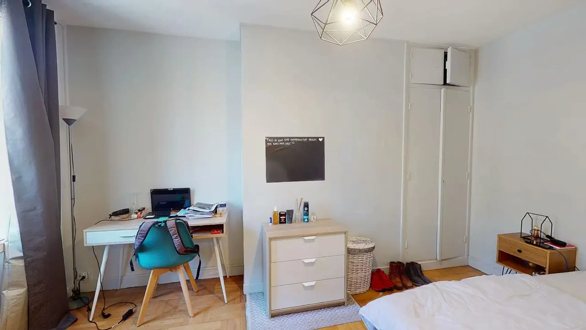 Habitación estudiantil funcional perfecta para estudiar en 