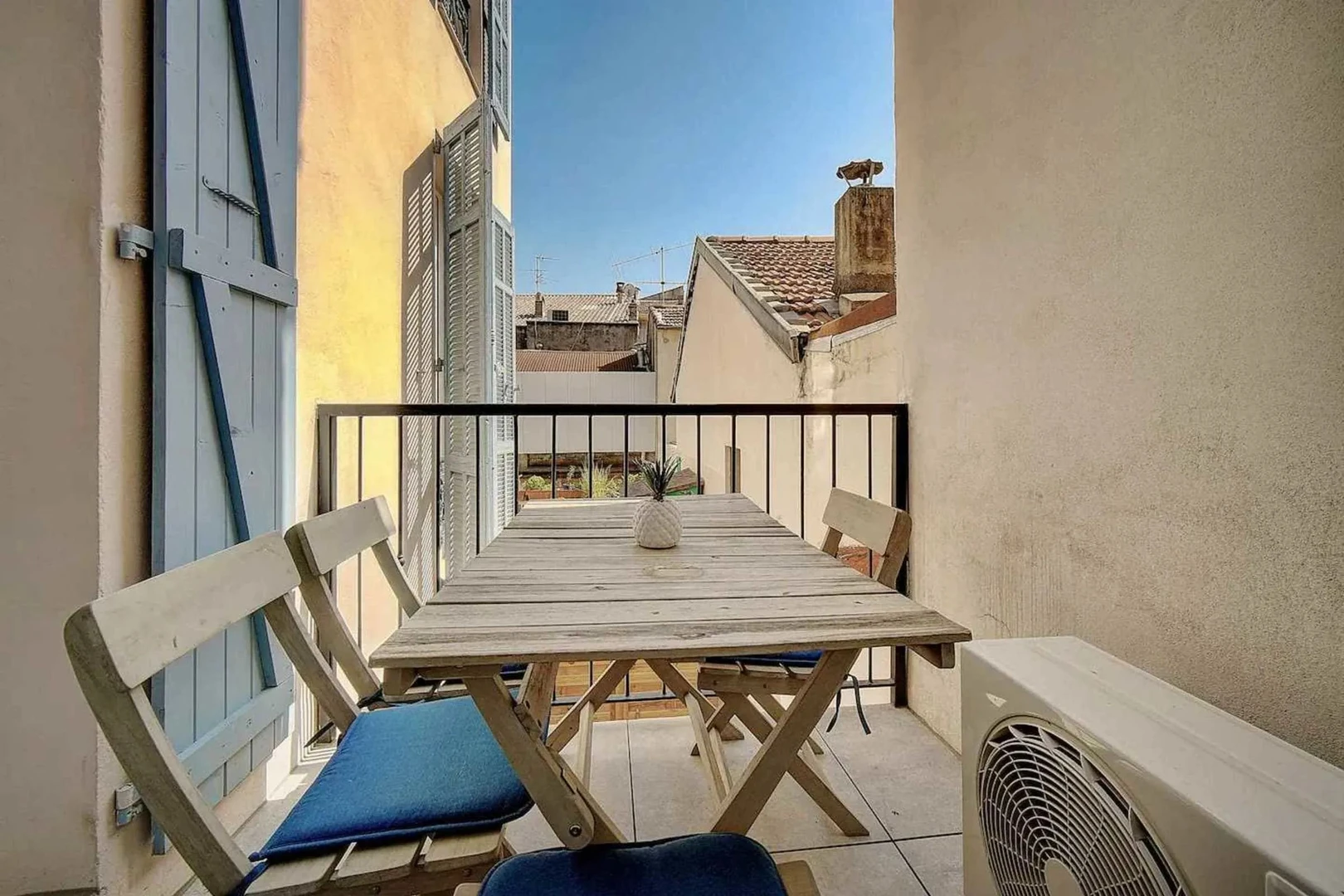 Renting rooms by the month in Cannes