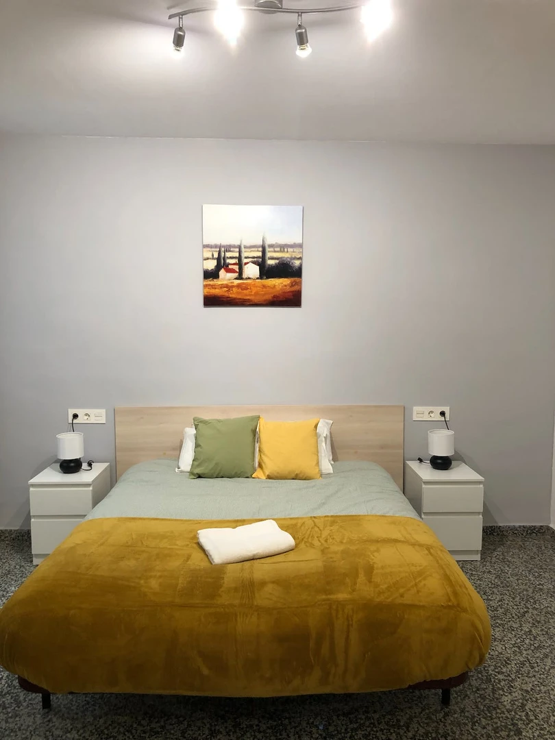 Luminosa stanza condivisa in affitto a Burjassot