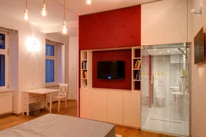 Entire apartment at Neulerchenfelder Straße 41, image 4 of 25