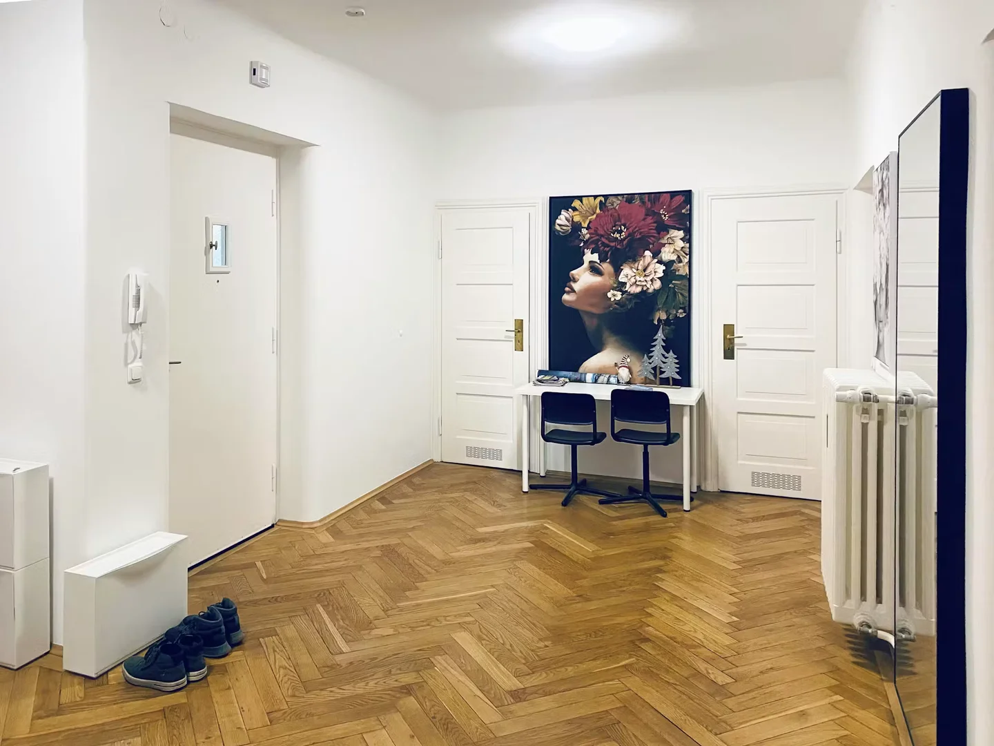Funkcjonalny pokój studencki idealny do nauki w 