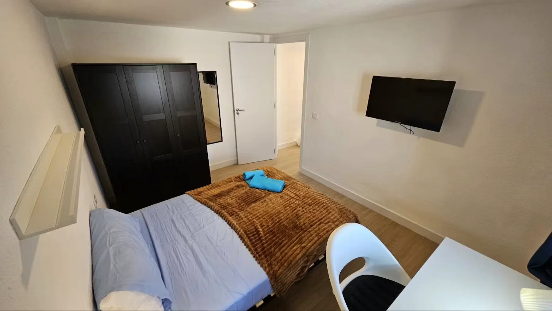 Chambre d'étudiant économique avec emplacement pratique dans
