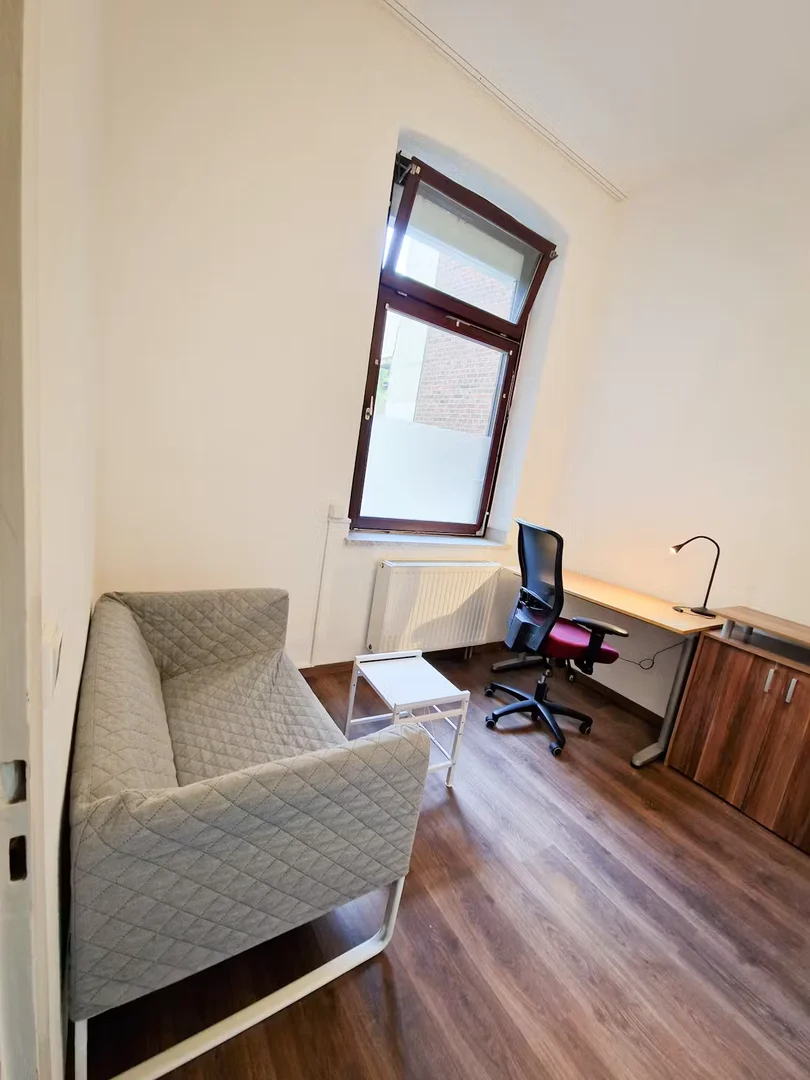 Bezahlbares Zimmer für Studenten mit ausreichender Beleuchtung in 