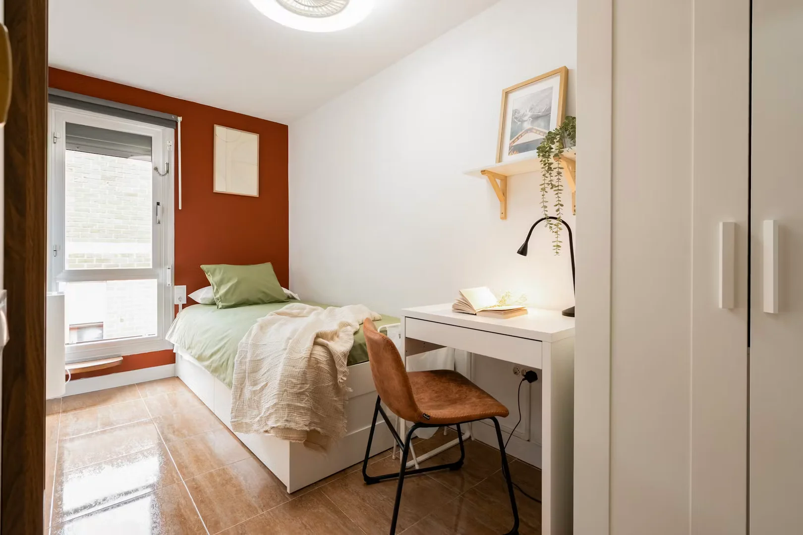 Chambre confortable pour étudiants disponible dans 