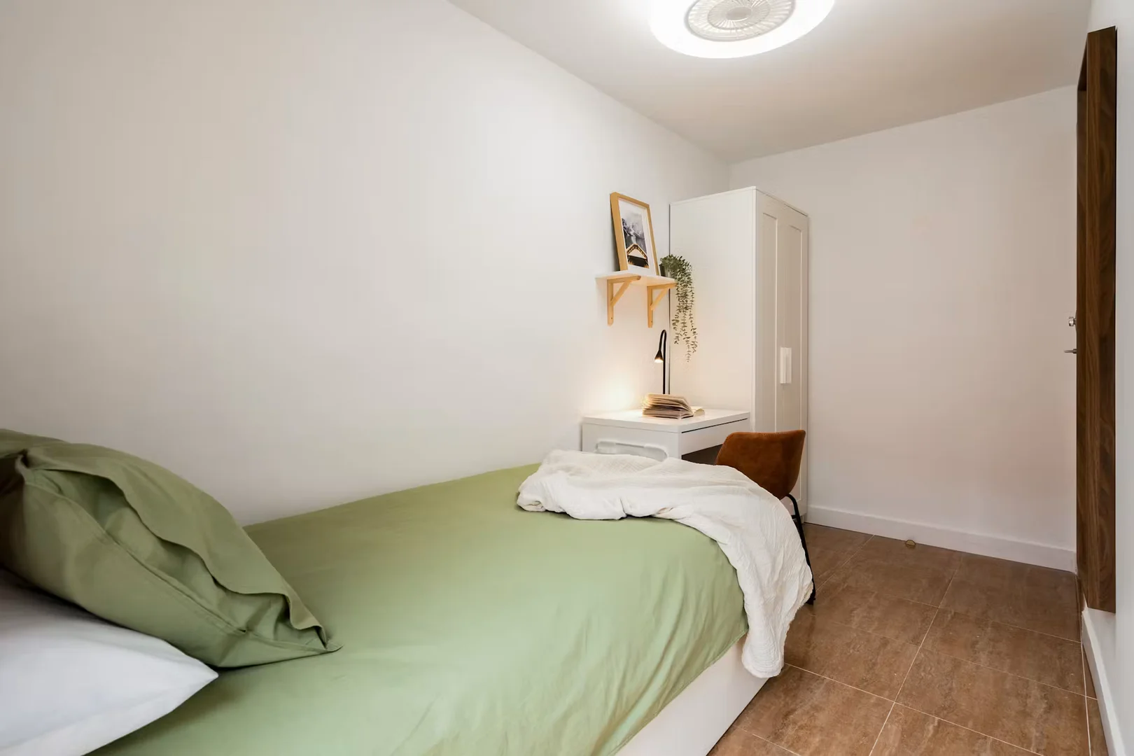 Chambre abordable pour les étudiants avec un bon éclairage dans 