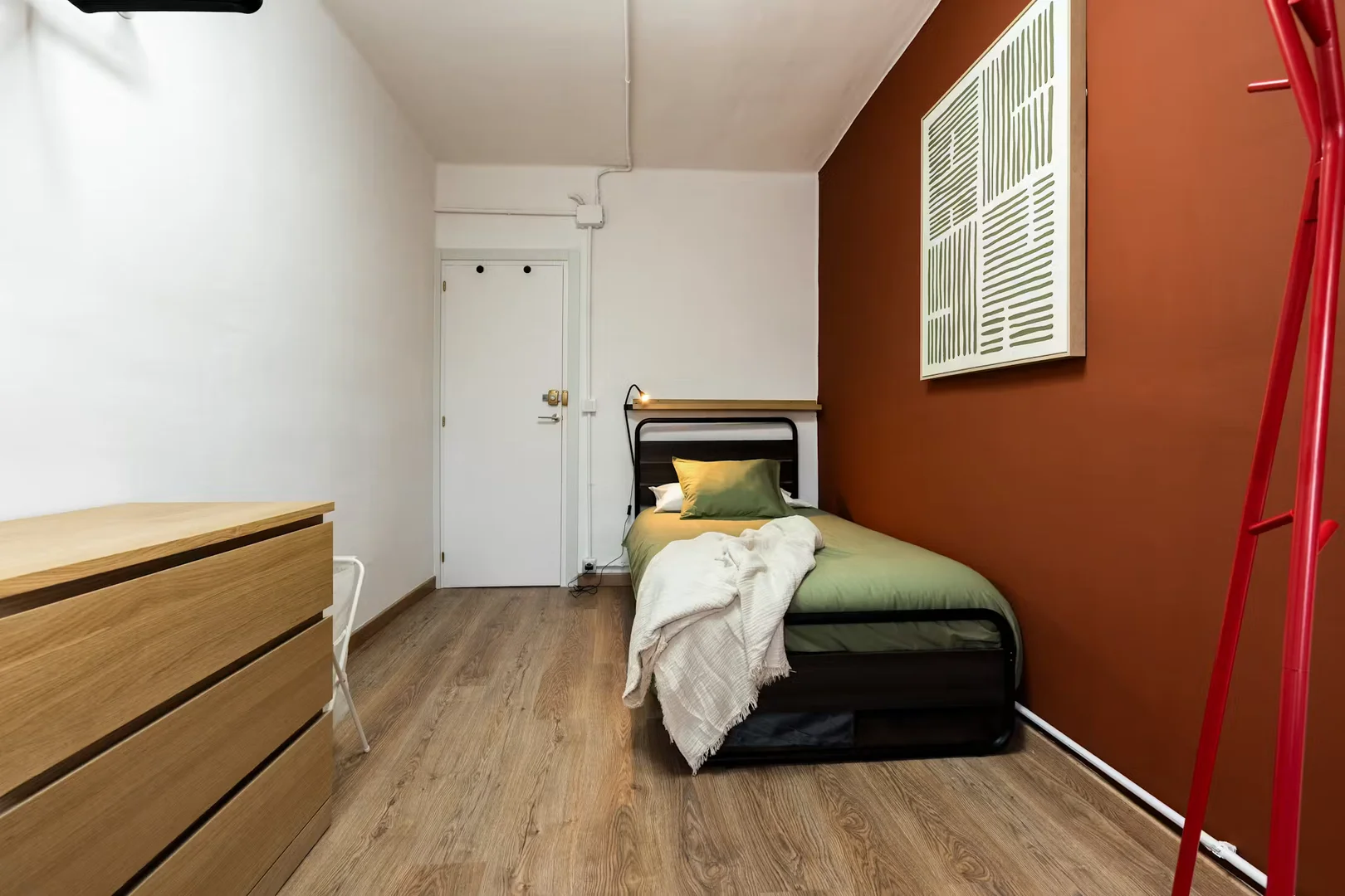 Habitación estudiantil funcional perfecta para estudiar en 
