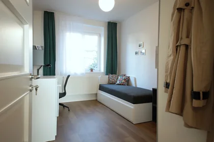Quarto barato em {area}