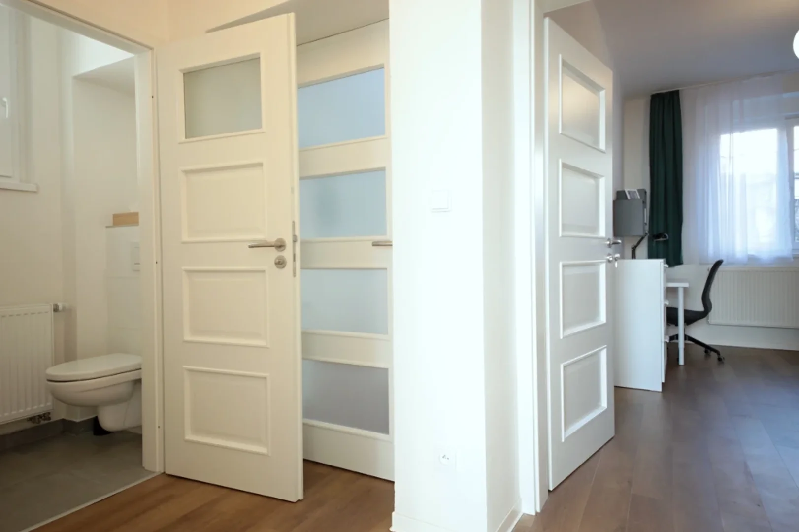 Quarto de estudante em  com área de estudo e instalações partilhadas