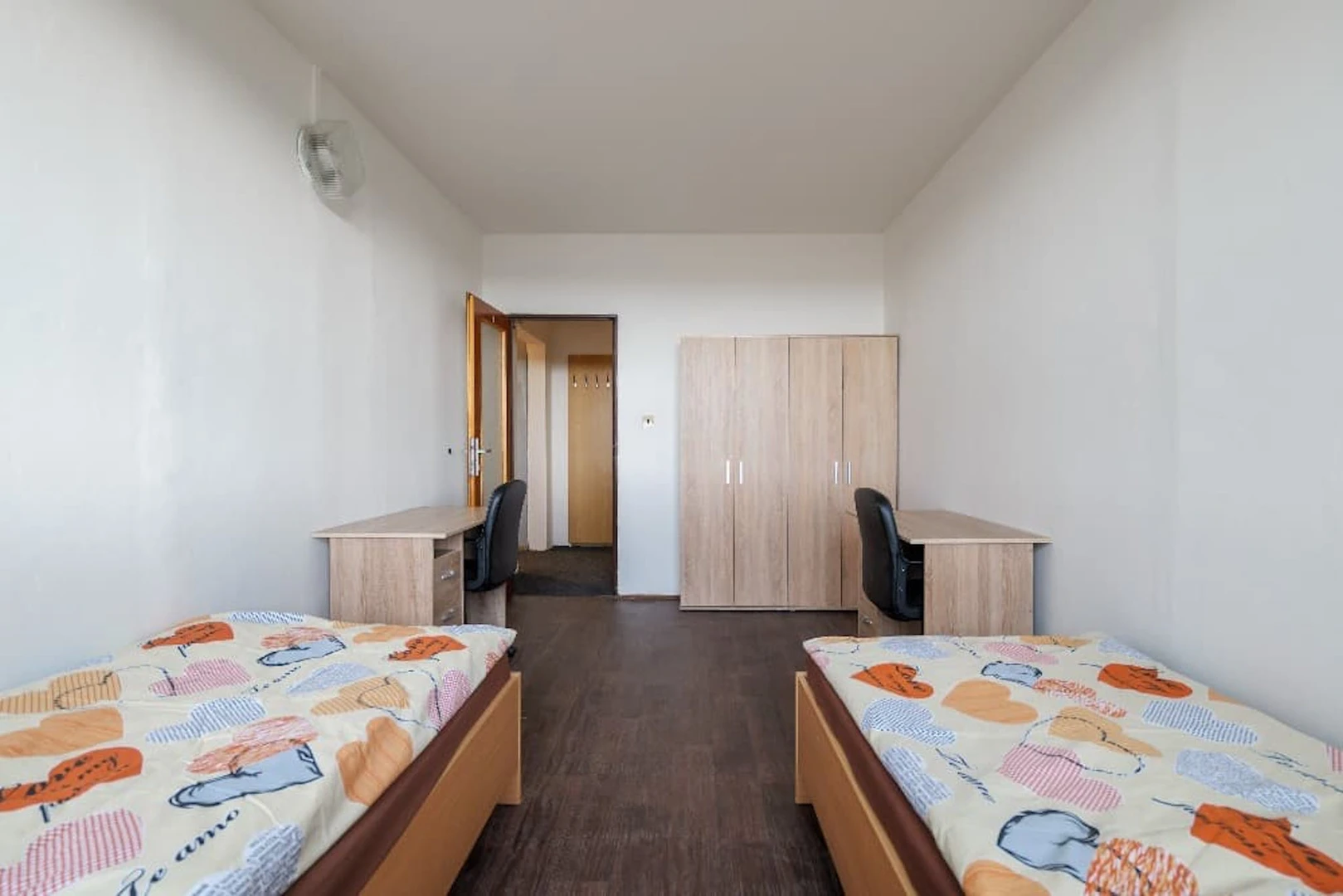 3 yatak odalı dairede ortak oda Praha