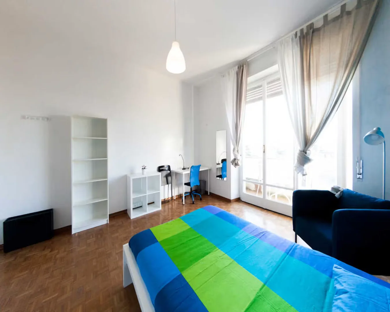 Funktionelles Studentenzimmer perfekt zum Studieren in