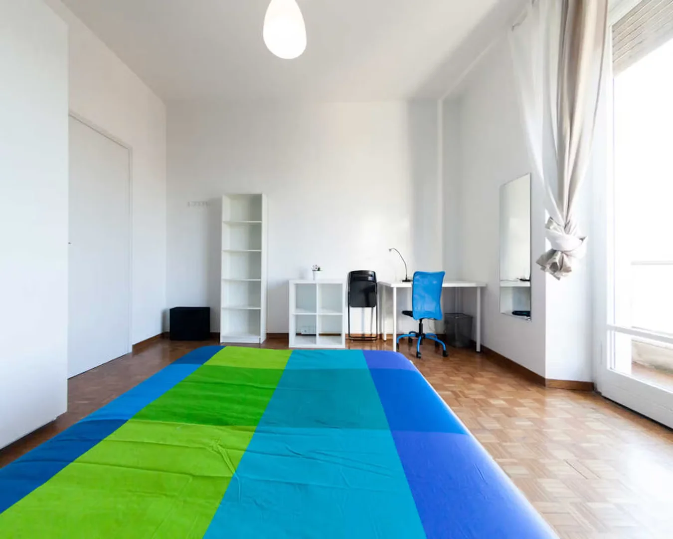 Funktionelles Studentenzimmer perfekt zum Studieren in