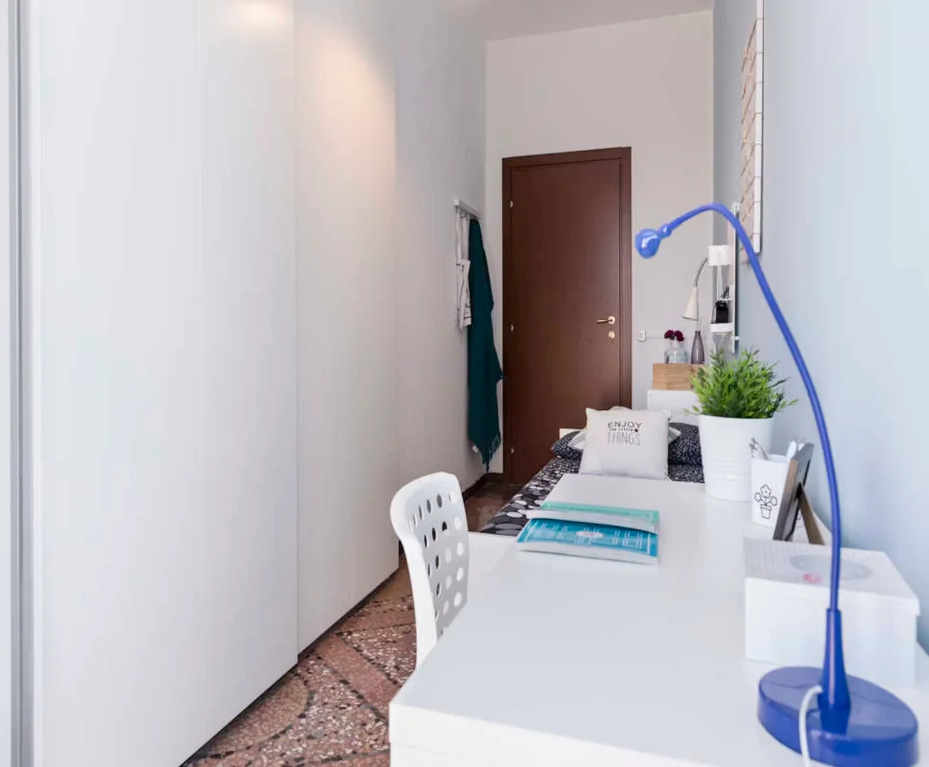 Comfortable and spacious student room in 