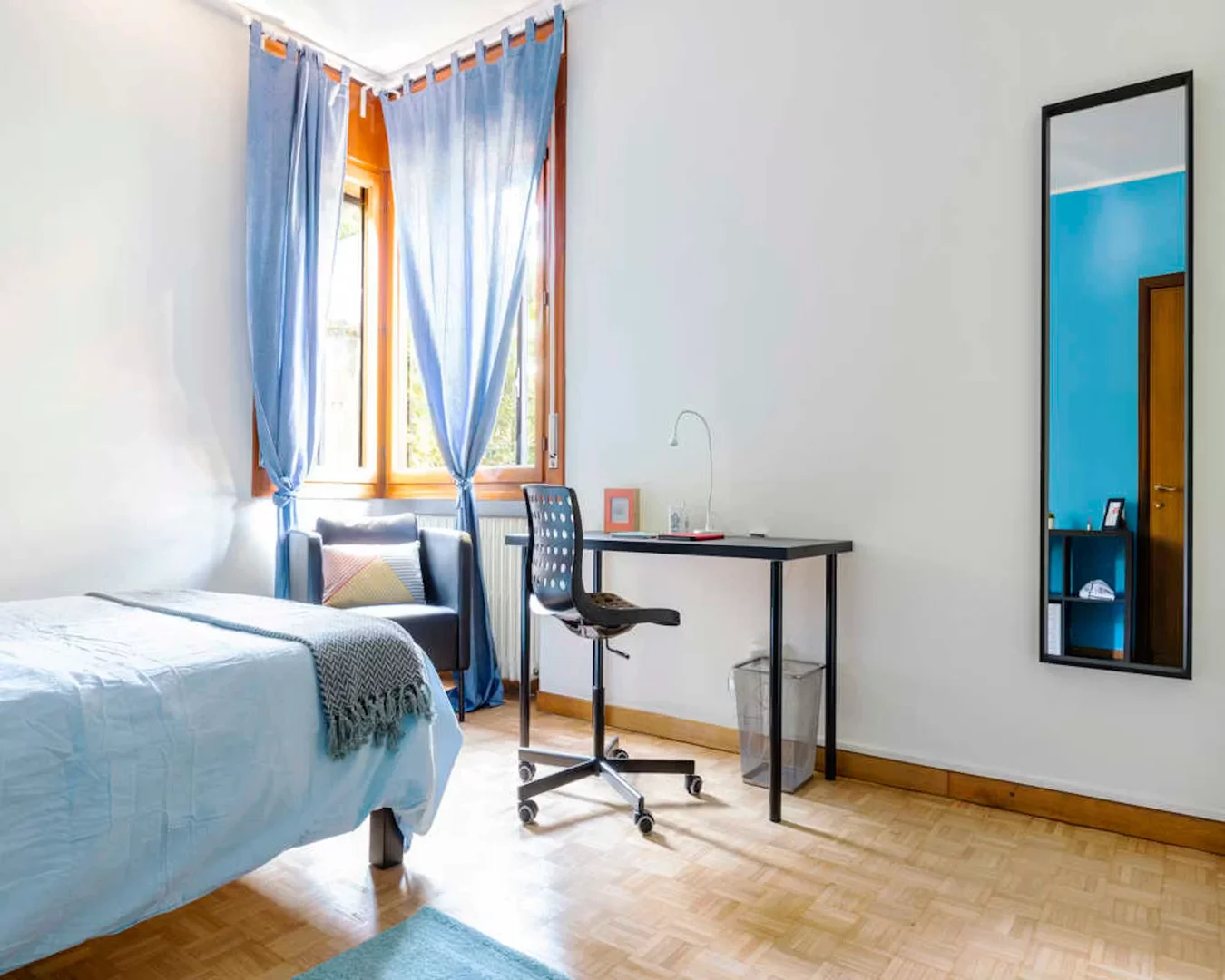 Bright and airy student room with easy university access in 