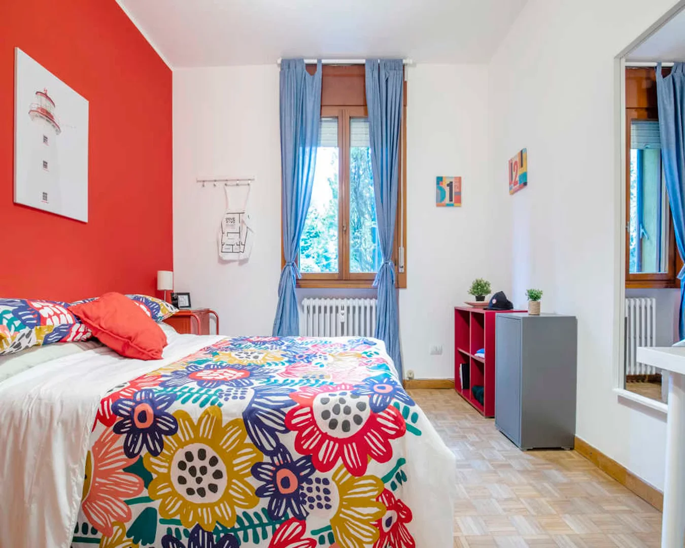 Quarto de estudante luminoso e arejado com acesso fácil à universidade em 
