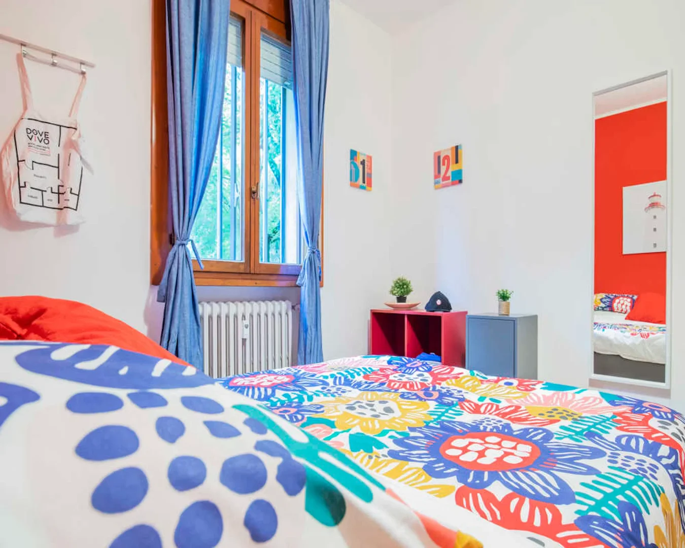 Quarto de estudante em  com área de estudo e instalações partilhadas