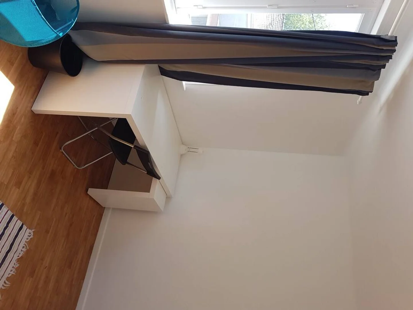 Stanza per studenti luminosa e ariosa con facile accesso all'università a 