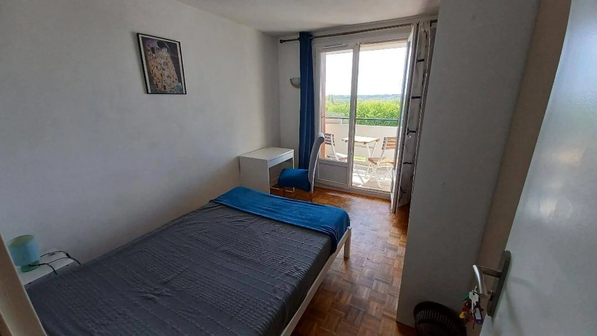 'de modern olanaklara sahip öğrenci dostu oda