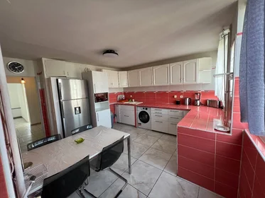 {area} de çift kişilik yataklı kiralık oda