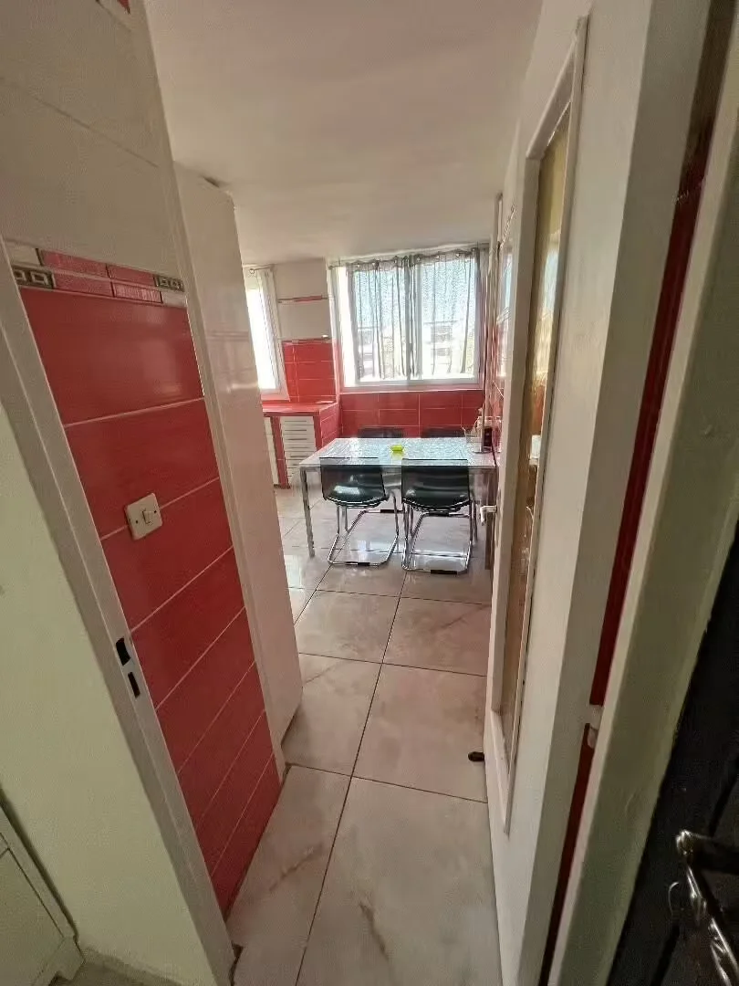 'da çalışma alanı ve ortak tesisler bulunan öğrenci odası