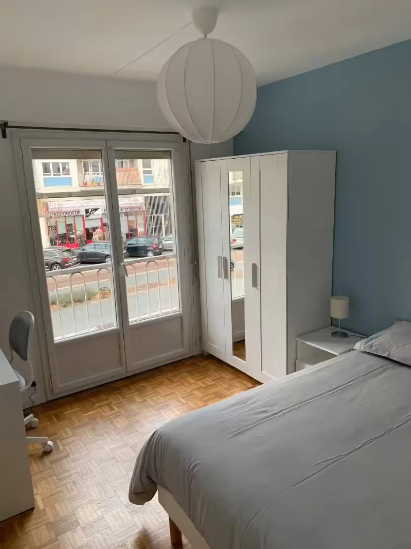 Studentenzimmer in  mit Arbeitsbereich und Gemeinschaftseinrichtungen