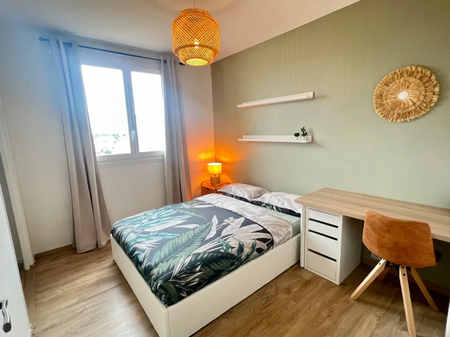 Chambre abordable pour les étudiants avec un bon éclairage dans 