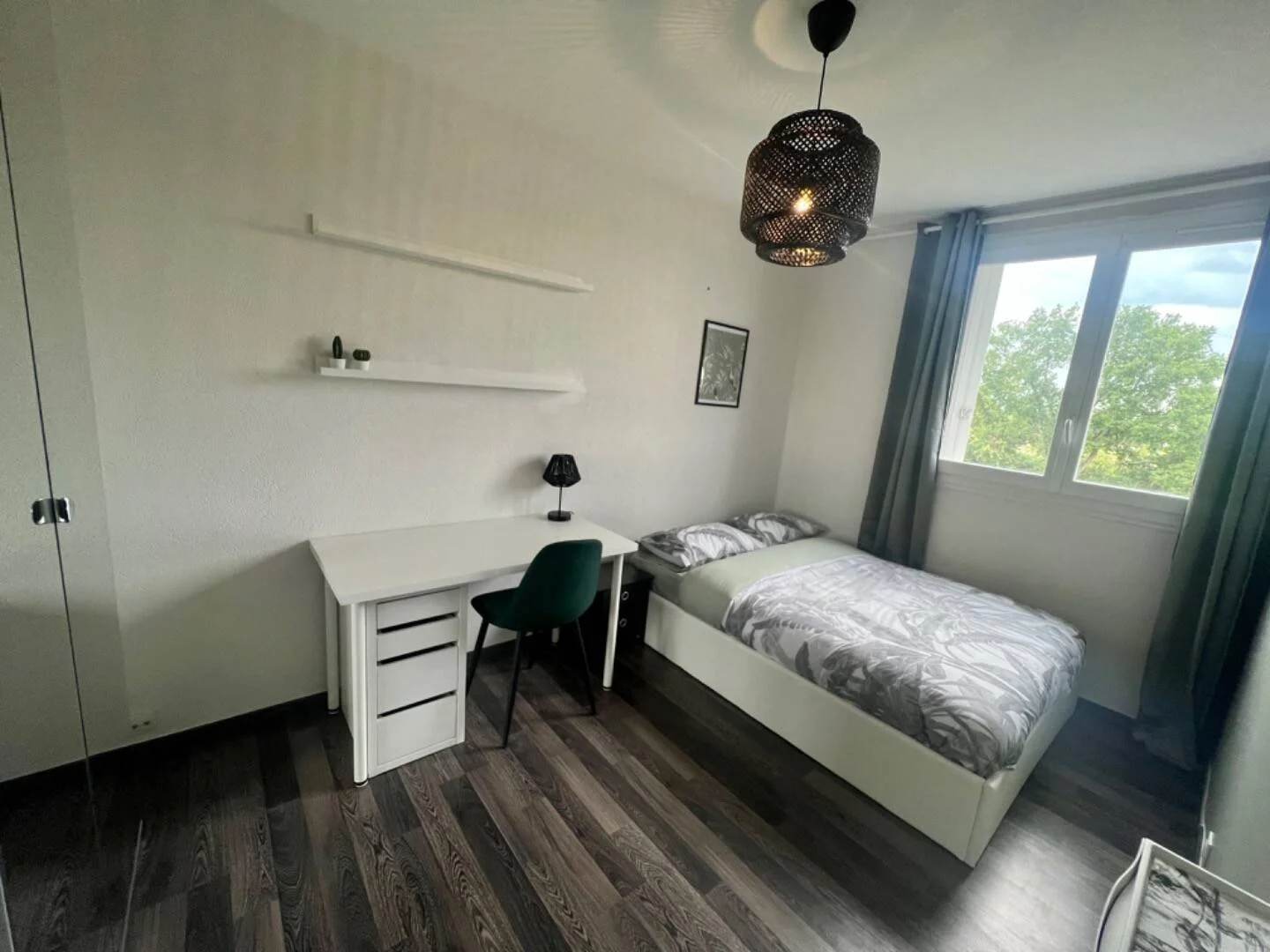 Chambre d'étudiant à  avec espace d'étude et installations communes