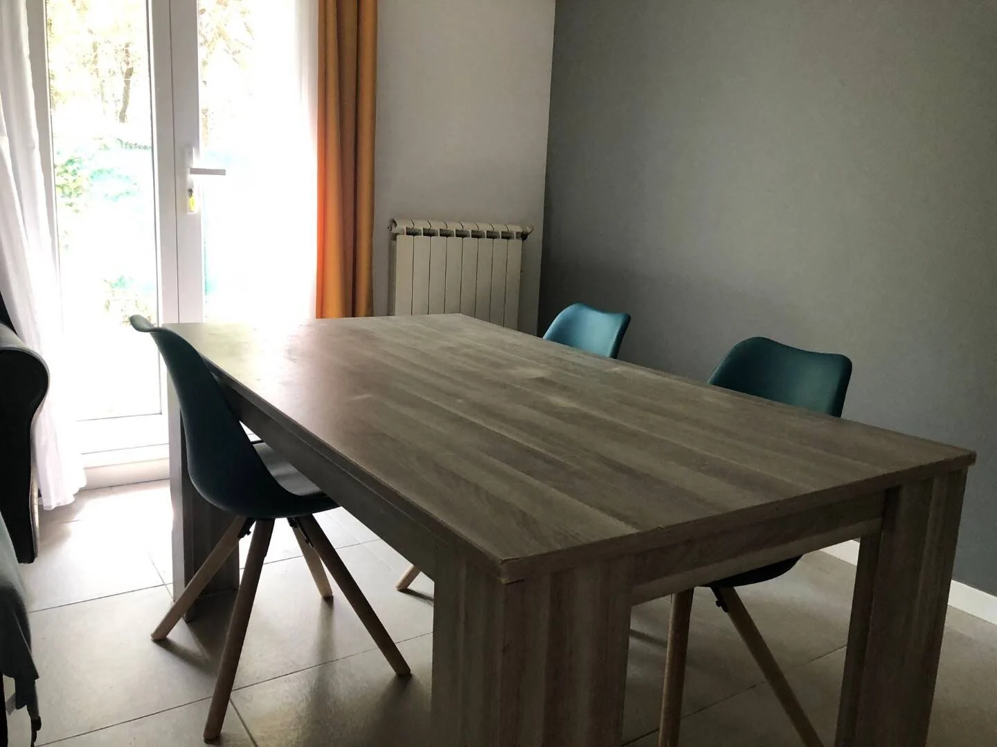 Chambre abordable pour les étudiants avec un bon éclairage dans 