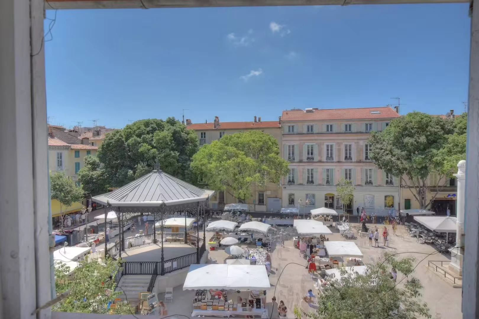 Quarto iluminado em Antibes